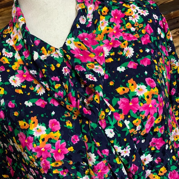 *SOLD* Saks Fifth Avenue LIHLI 100% Silk Floral Top USA - Picture 2 of 9